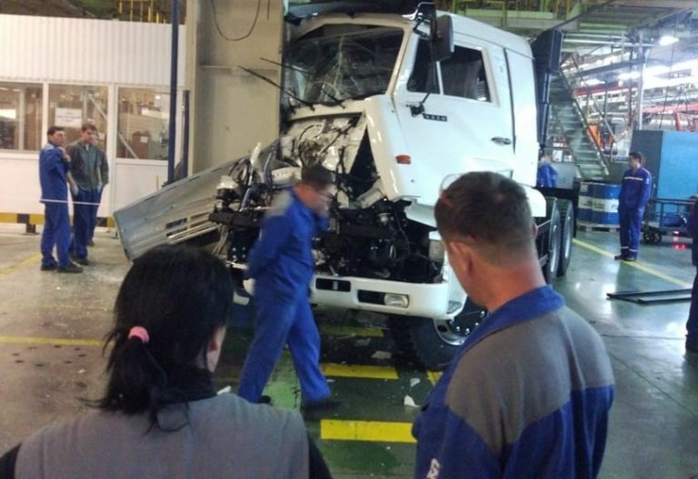 Новый КамАЗ разбили прямо в заводском цеху