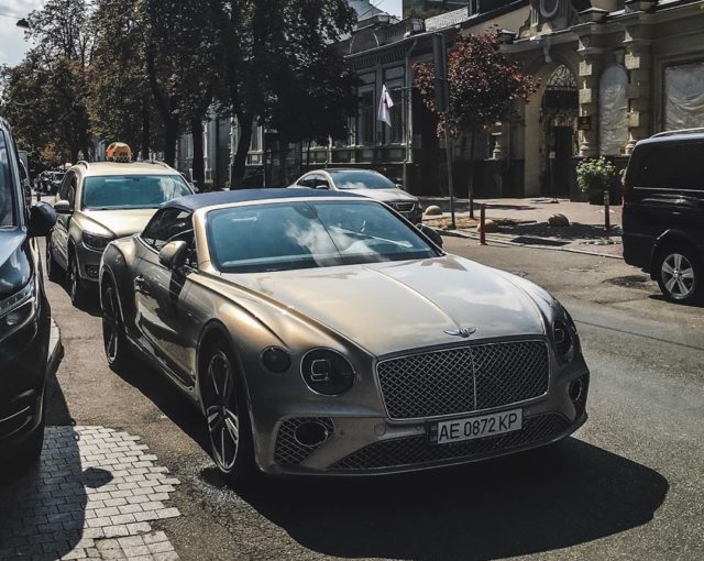 «Бедные» украинцы купили рекордное число элитных авто