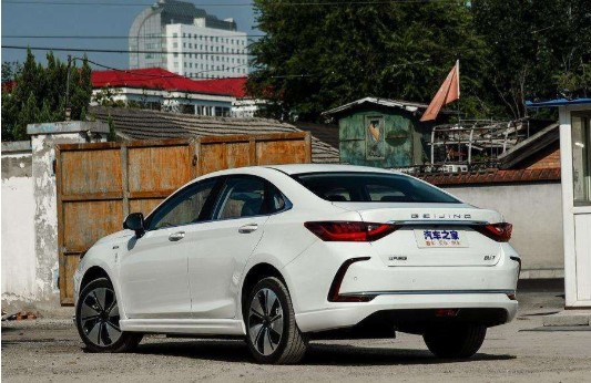 Как альтернатива Toyota Camry: китайский электромобиль на 450 км