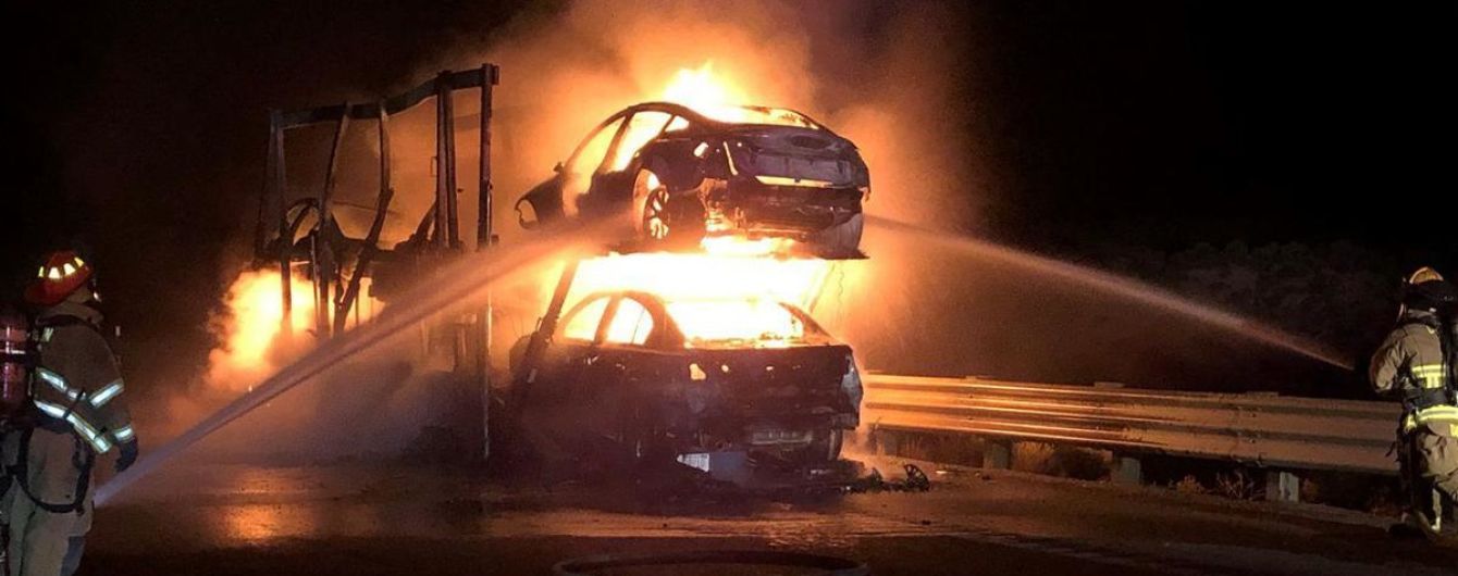 В США сгорел автовоз, наполненный электрокарами Tesla