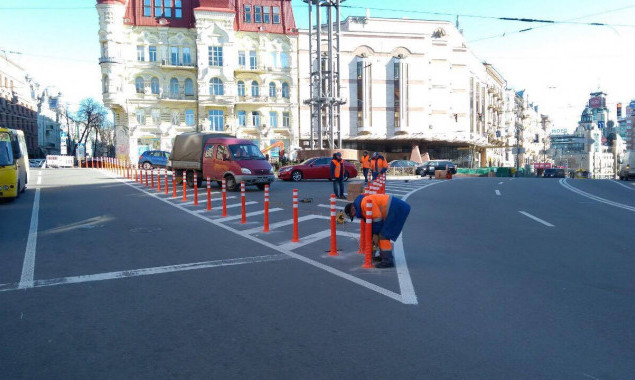 Установка делиниаторов на перекрёстке в Киеве