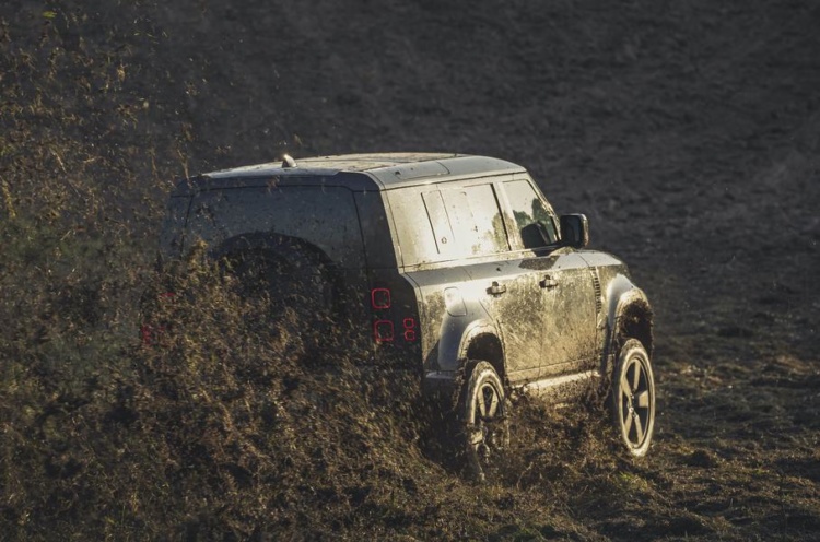 Новый Land Rover Defender показался на съемках фильма о Джеймсе Бонде