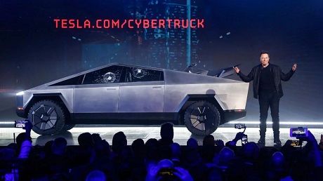 Во время презентации Илоном Маском автомобиля с бронированными окнами у Tesla треснули стекла