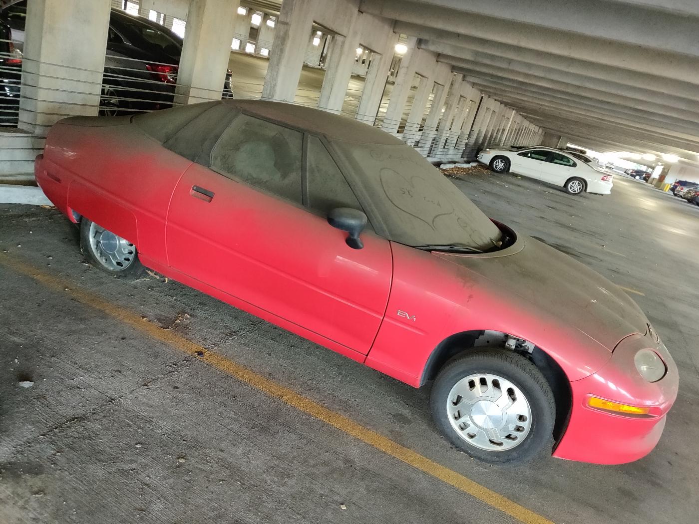 Редчайший 20-летний электрокар обнаружен заброшенным на паркинге