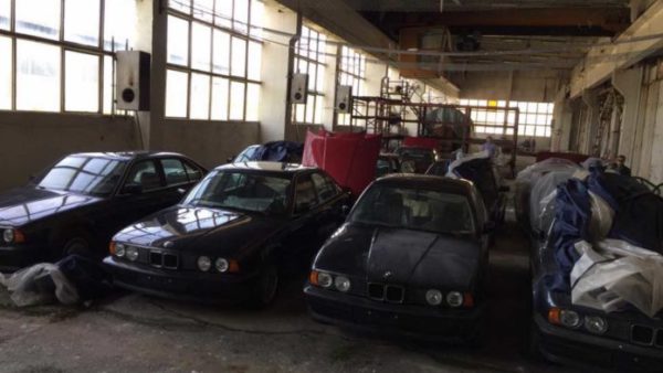 Капсула времени: В заброшенном складе нашли 11 новеньких «пятерок» BMW 1994 года