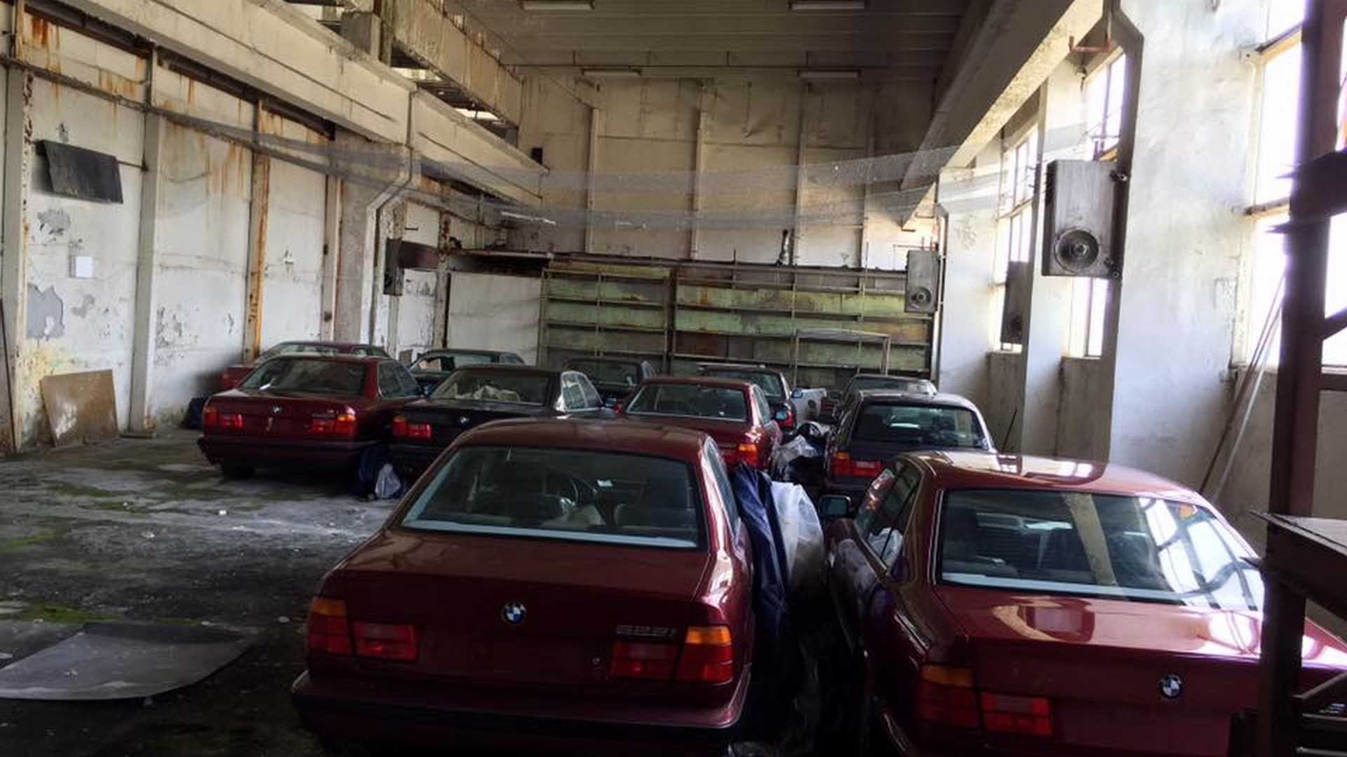 Капсула времени: В заброшенном складе нашли 11 новеньких «пятерок» BMW 1994 года