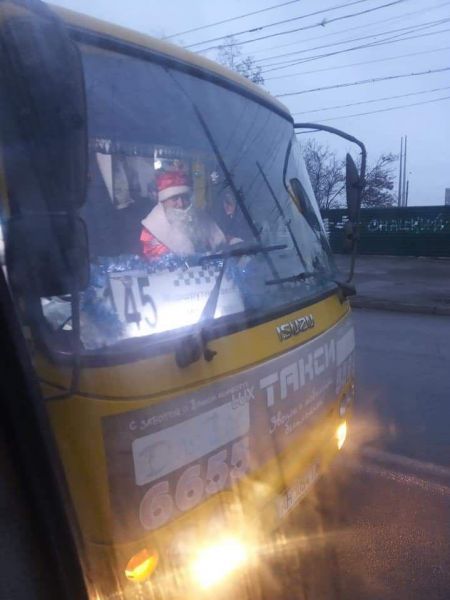 В Мариуполе за руль маршрутки сел Дед Мороз с внучкой