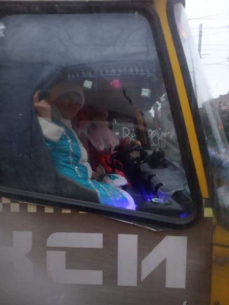 В Мариуполе за руль маршрутки сел Дед Мороз с внучкой