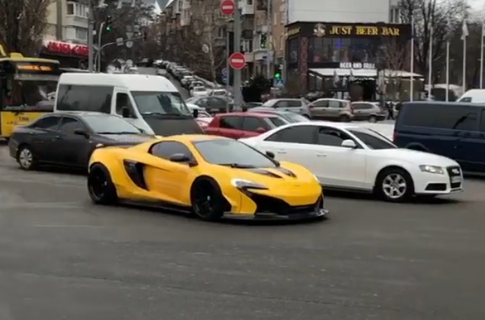 В Киеве замечен суперкар McLaren, несмотря на зиму