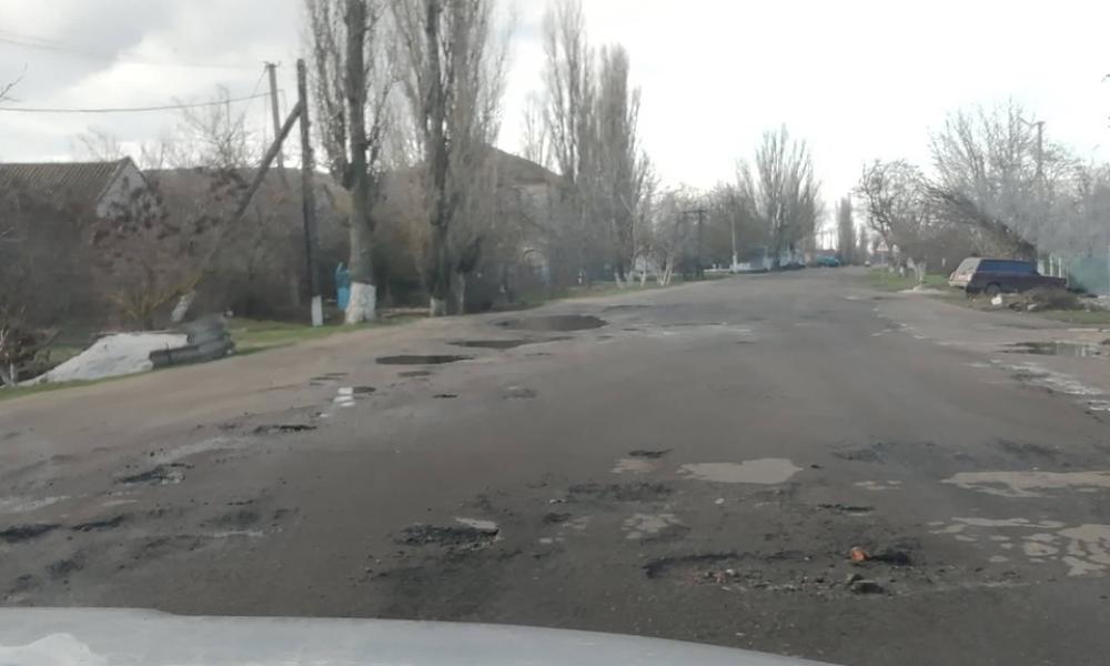 Ямы на каждой полосе движения в курортный город: водители не могут проехать по дороге на Николаевщине