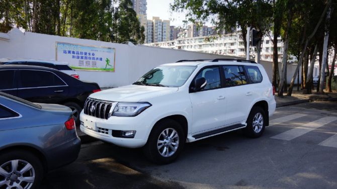 Китайскую копию Land Cruiser 200 снова засняли на улице (ФОТО)