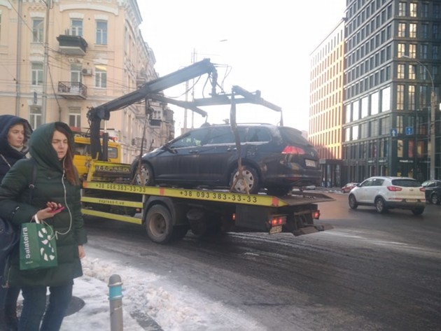 Припаркованную на переходе в Киеве машину убрали за 3 минуты