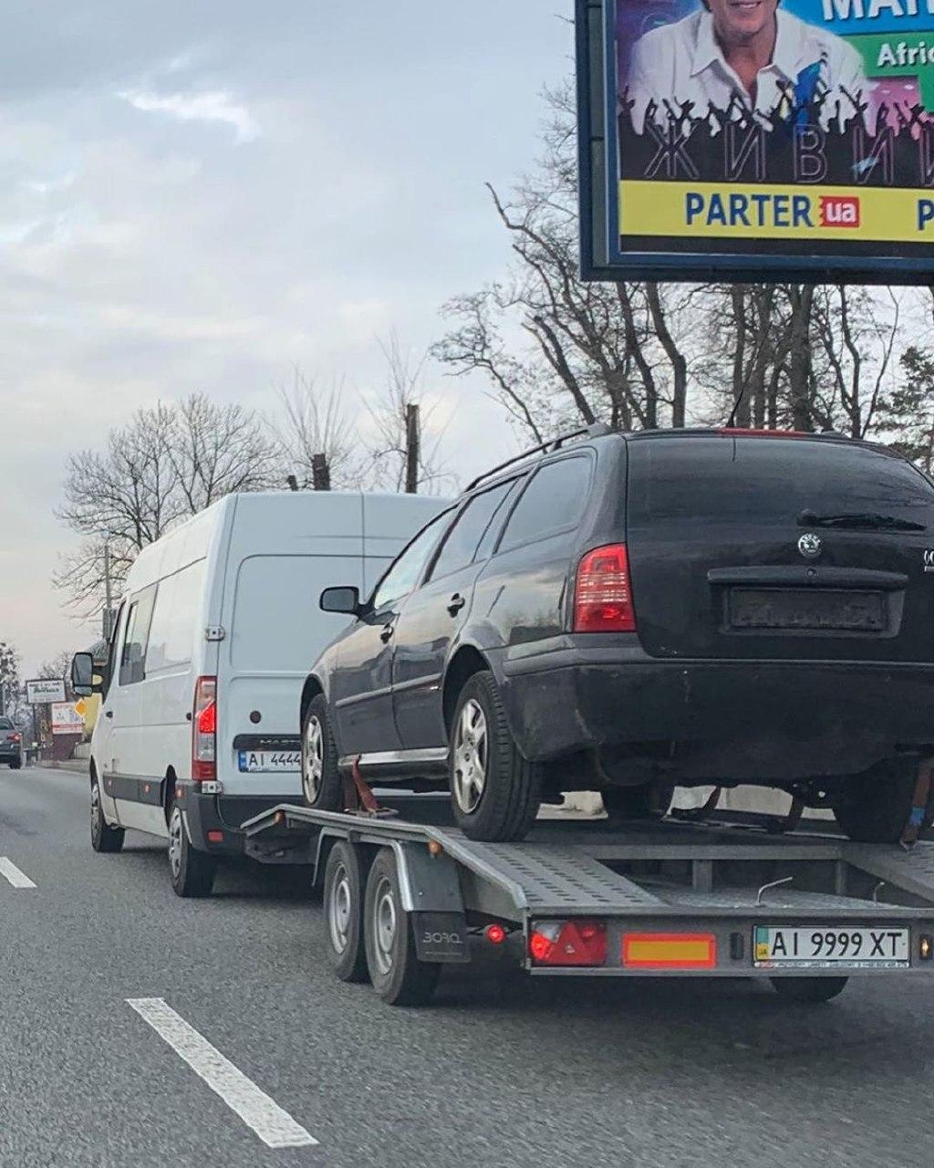 В Украине заметили странный автомобильный тандем с шикарными номерами