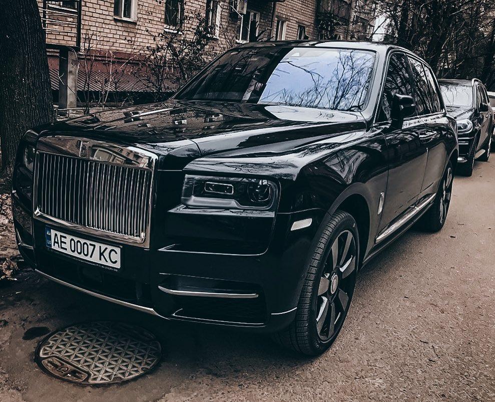 В Украине среди старых хрущевок заметили внедорожник Rolls-Royce