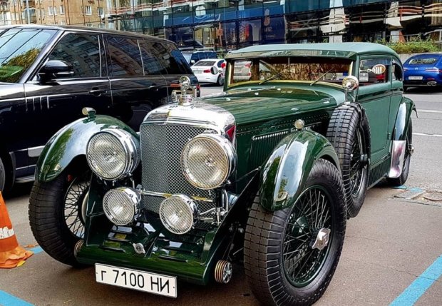 На улицах Киева заметили легендарный Bentley 1930 года (фото)