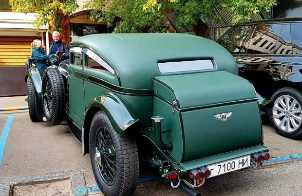 На улицах Киева заметили легендарный Bentley 1930 года (фото)