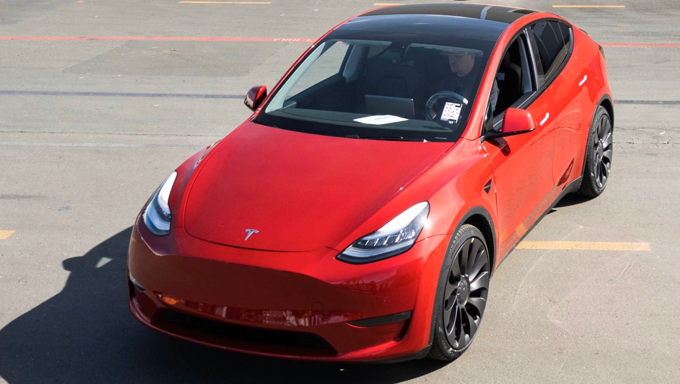 Tesla выпустила миллионный электромобиль: Илон Маск показал фото