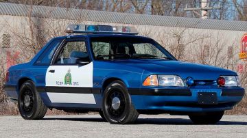 Уникальный полицейский Ford Mustang с дробовиком уйдет с молотка