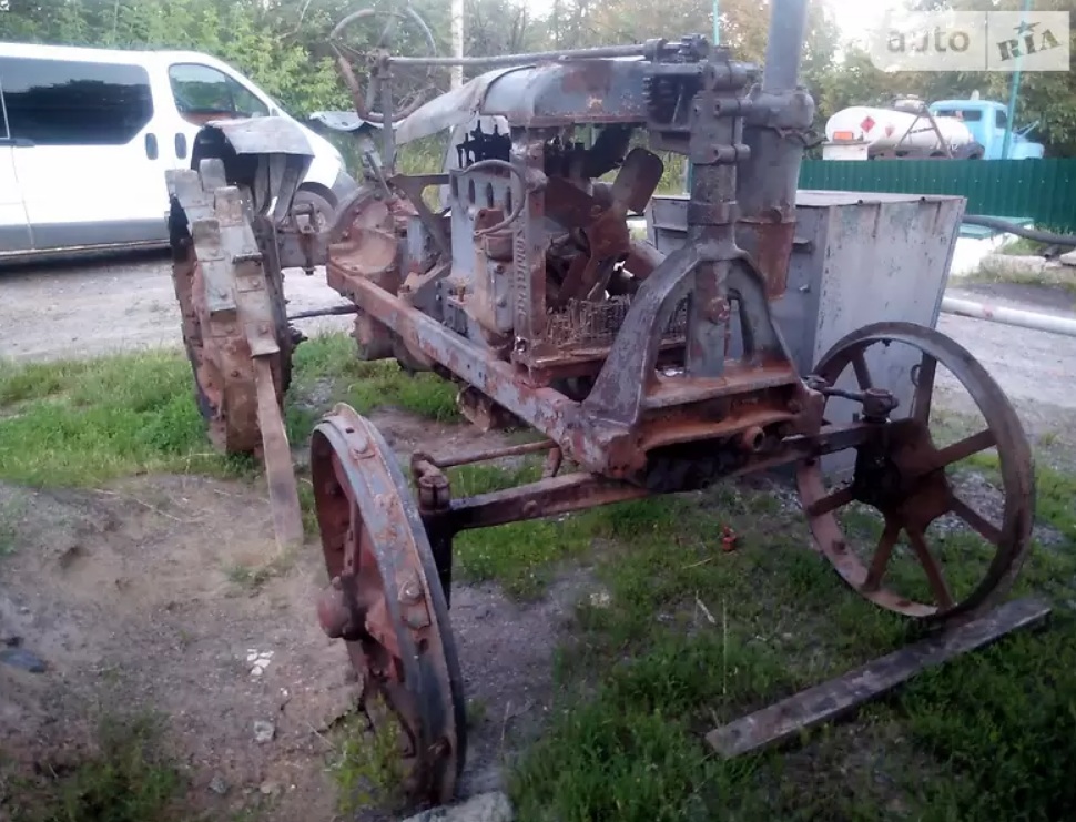 В Украине продают старый 80-летний трактор по цене нового Логана
