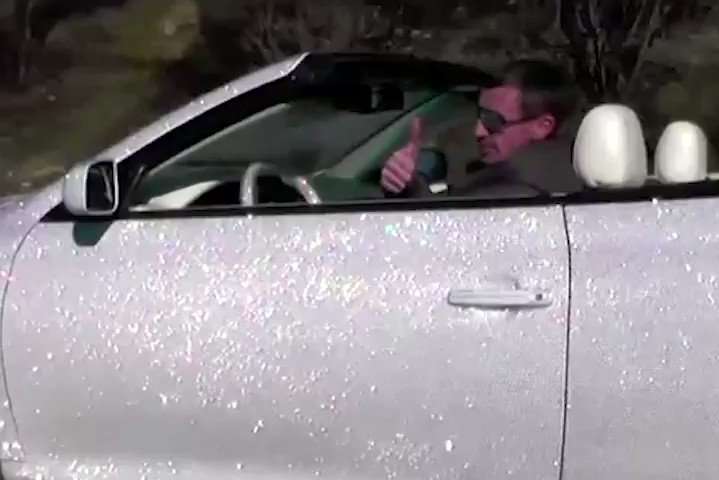 Мужчина покрыл машину сотнями тысяч страз (видео)
