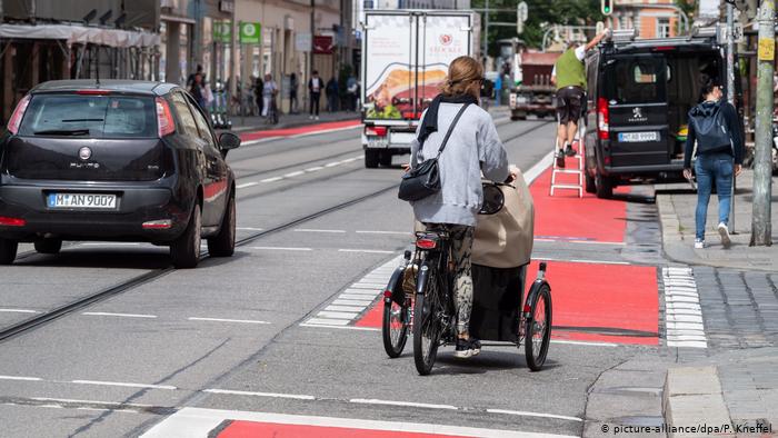 Остановка или парковка на таких велосипедных дорожках теперь обойдется водителям в 100 евро и один балл