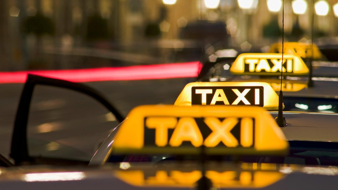 В службах такси рассказали, почему так сильно возросли цены на перевозки