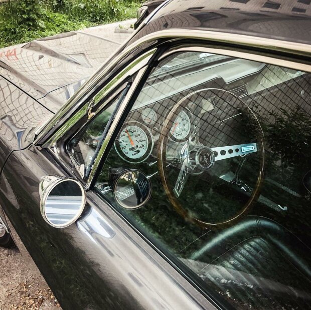 На киевских дорогах заметили легендарный автомобиль Ford Mustang Shelby Eleanor