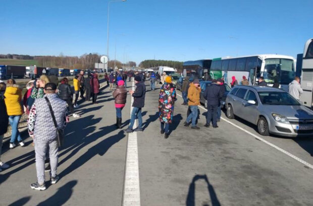 Украинцы стоят в многочасовых очередях на границе с Польшей, чтобы попасть на заработки (фото)