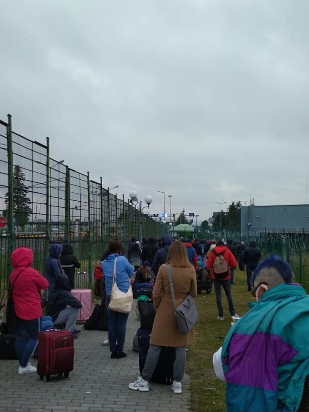 Украинцы стоят в многочасовых очередях на границе с Польшей, чтобы попасть на заработки (фото)