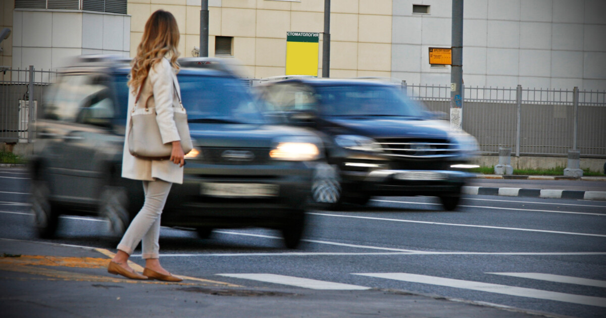 Перейти дорогу на красный: почему в ДТП с пешеходами чаще наказывают водителей