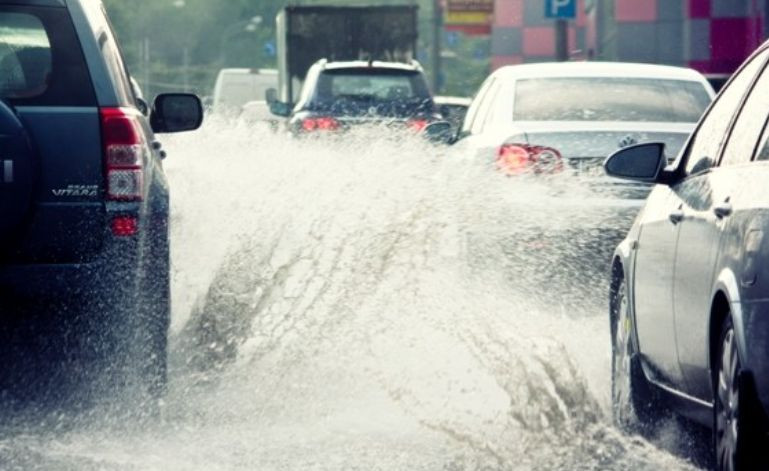 Безопасное вождение в дождь: водителям раскрыли главные секреты