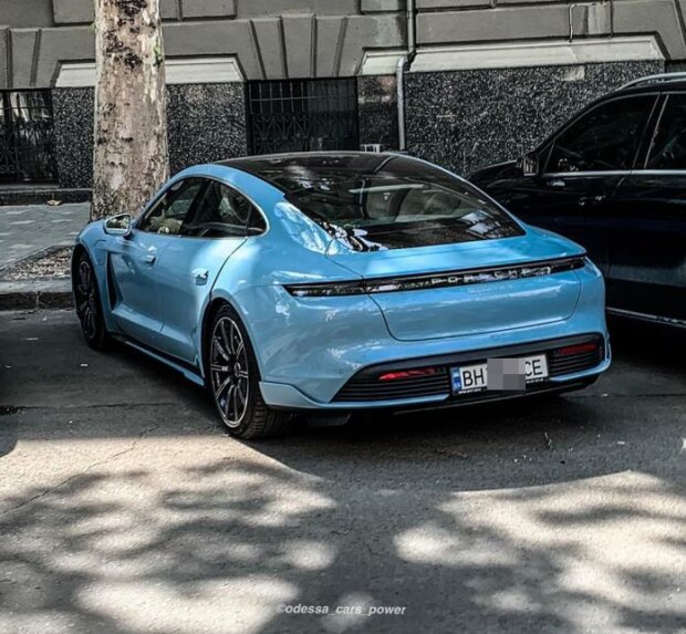 В Одессе заметили суперновые электокары Porsche Taycan (фото)