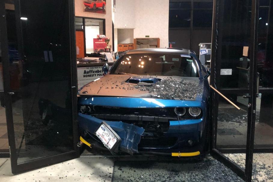 Неудачная попытка угона Dodge Challenger: машина застряла в двери автосалона