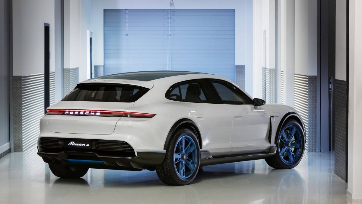 Первый электрокроссовер Porsche представят уже в нынешнем году