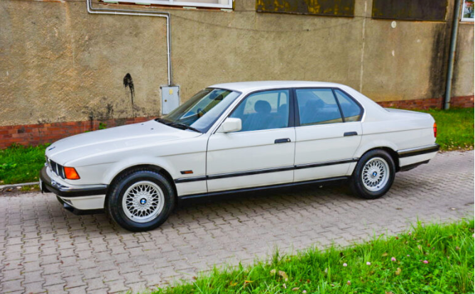 Не успел забрать: BMW 740i хранилась в салоне с 1992 года из-за смерти владельца