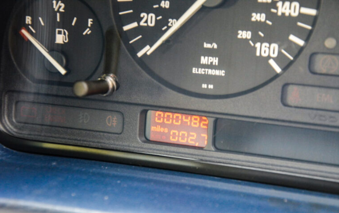Не успел забрать: BMW 740i хранилась в салоне с 1992 года из-за смерти владельца
