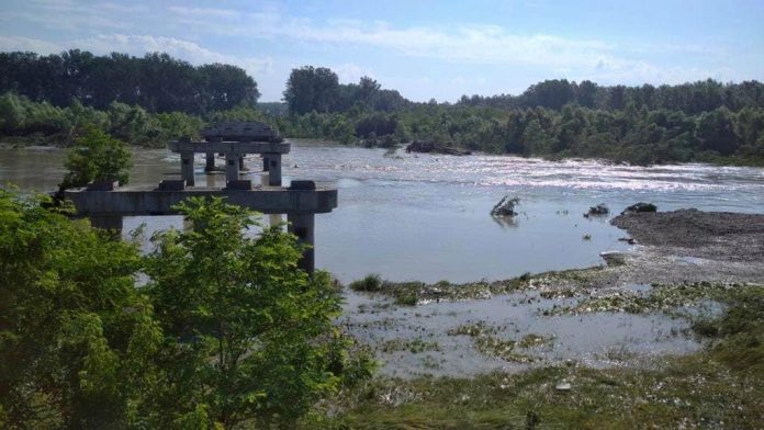 В Черновцах из-за наводнения полностью снесло мост