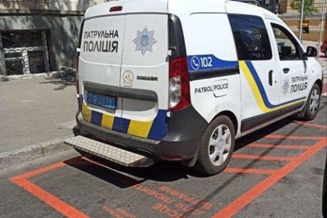 Любители штрафов: столичные патрульные припарковались на разметке для автохамов (ФОТО)