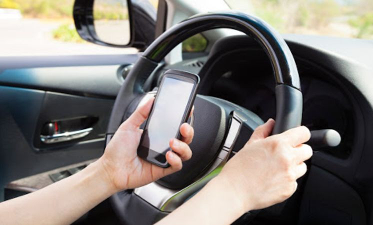 Штраф за разговор по телефону за рулем автомобиля: сколько заплатят водители
