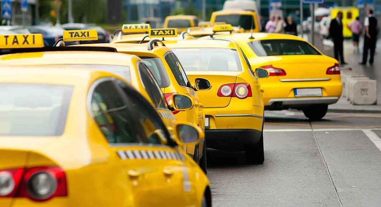 Таксисты хранят базы телефонов и адресов пассажиров: законно ли это