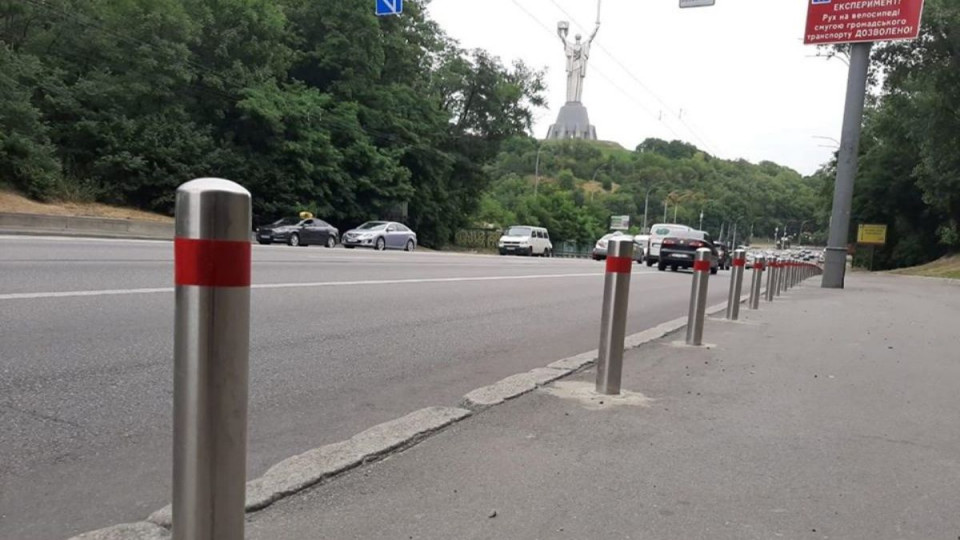 Борьба с «героями парковки»: в Киеве устанавливают антипарковочные столбики