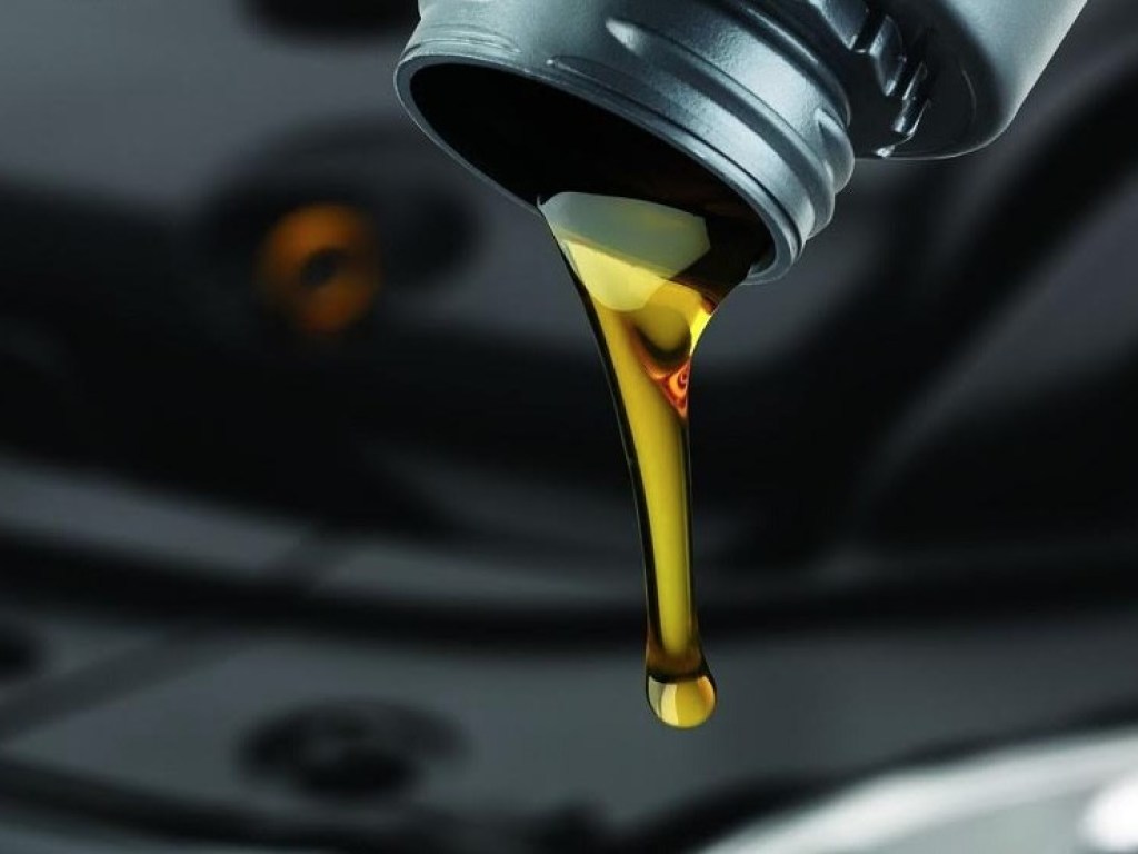 Моторное масло для автомобиля: особенности смазочных материалов