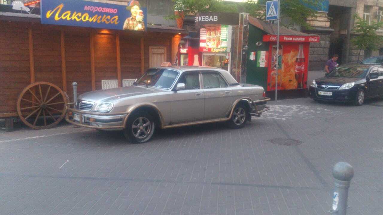 В Киеве засняли автомобиль с необычной защитой от ударов при ДТП. ФОТО