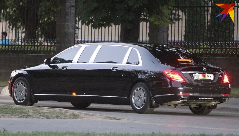 В интернет попали фото коллекции роскошных авто Александра Лукашенко