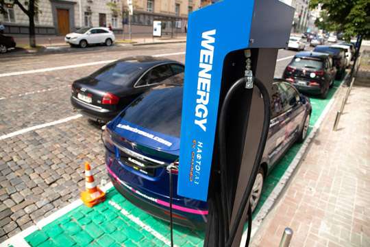 В Киеве появляются парковки с зарядками для электромобилей