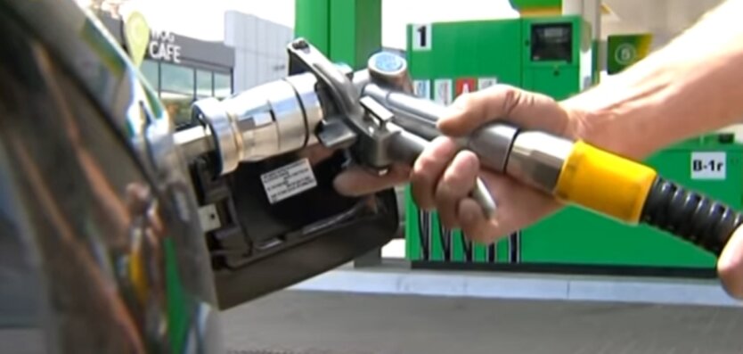 Бензин и дизель в Украине подешевели по трем причинам – эксперты
