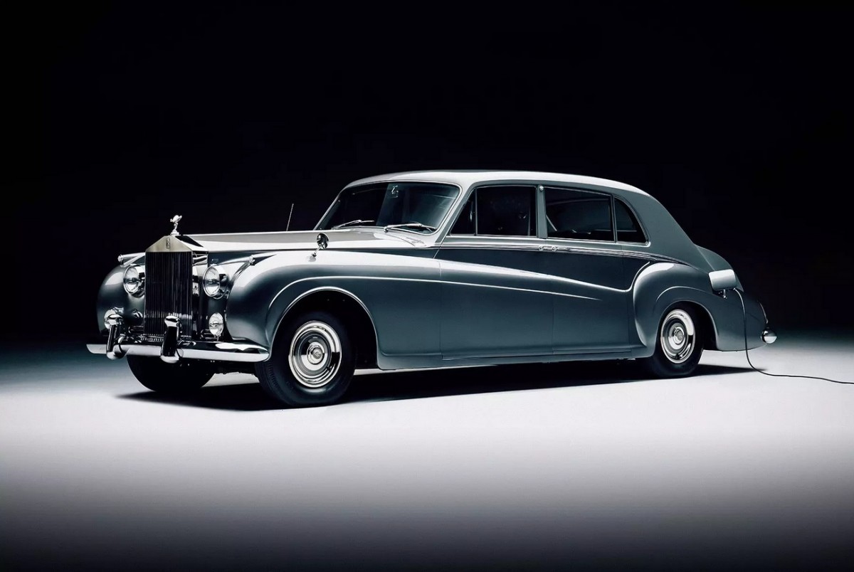 Легендарные 50-летние Rolls-Royce превратили в электромобили