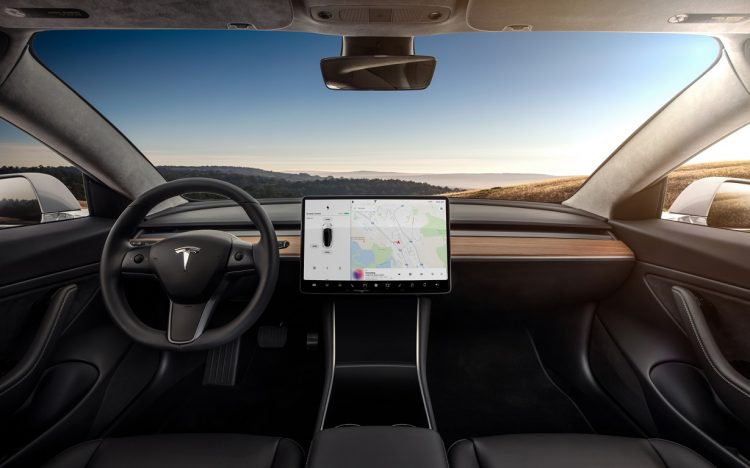 Владельцы электрокаров Tesla могут управлять другими машинами на расстоянии