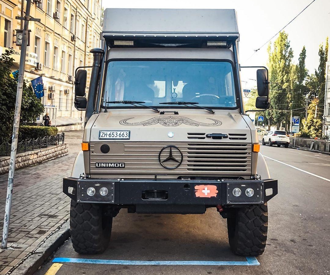 В Украине засняли уникальный автодом Mercedes