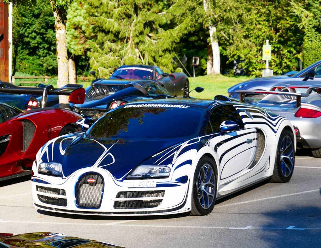Уникальный гиперкар Bugatti разбили в эффектном ДТП (видео)